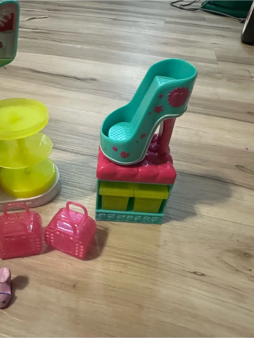 Shopkins Shoe B Doo Shoe Dazzle Playset + 4 Shoes & 2 Shopping Bags
